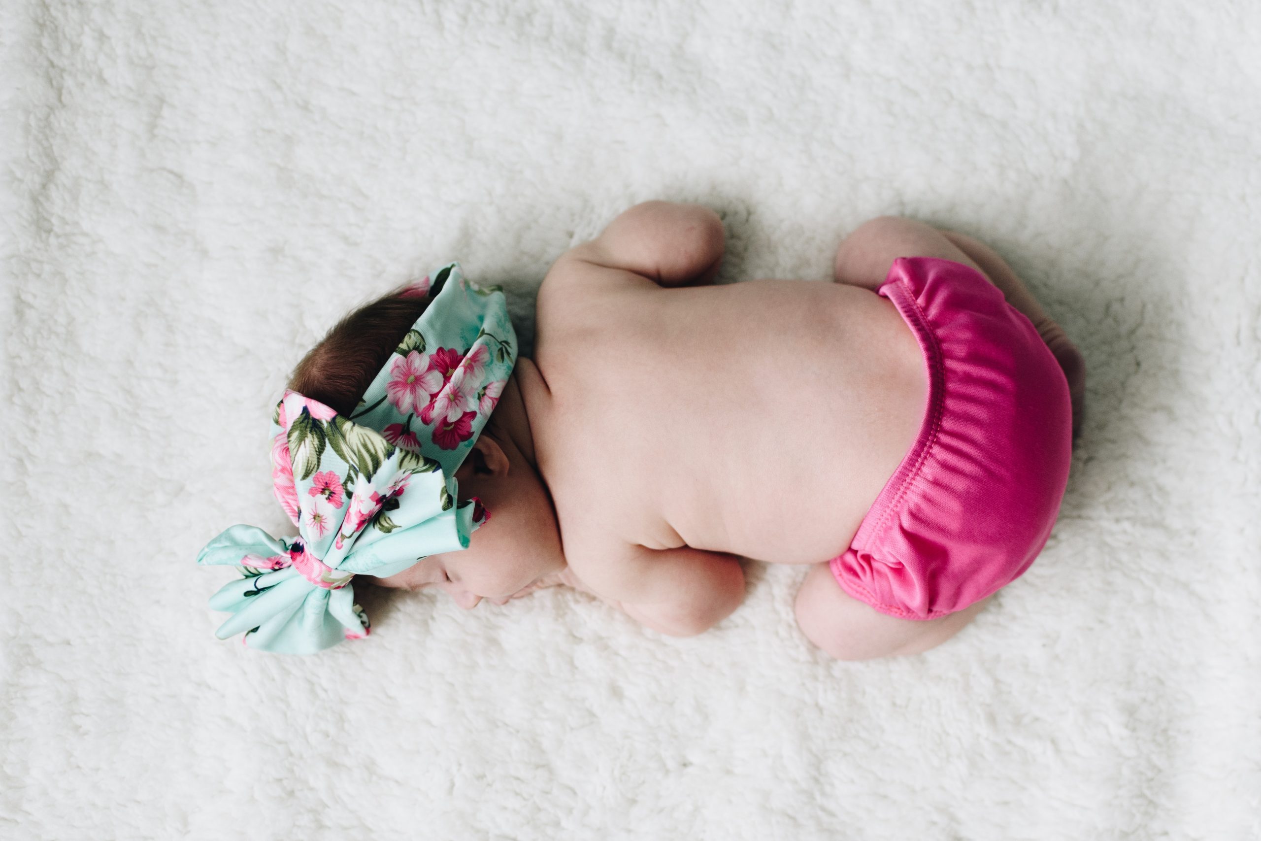 Vêtements de location pour bébé - Unsplash - Kelly Sikkema