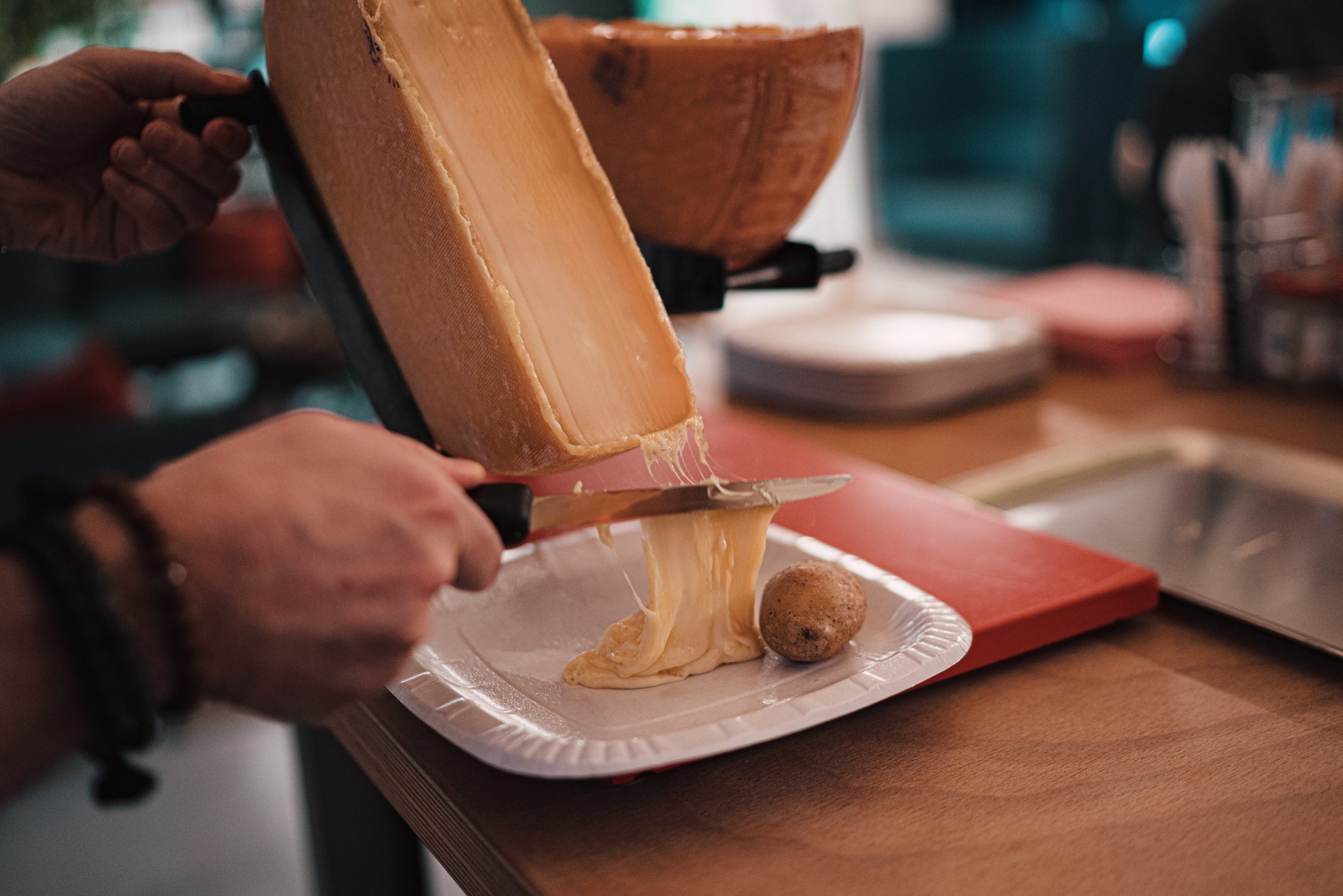 raclette à liège - unsplash - claudio schwarz