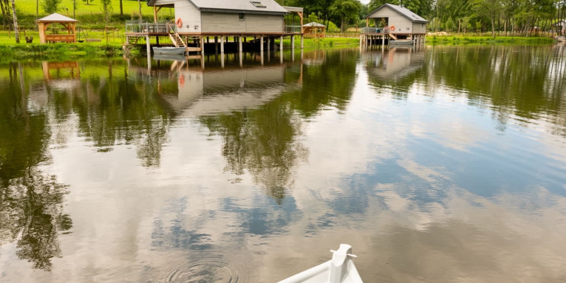 Lodges de la Vierre cabane flottante insolite Wallonie DR
