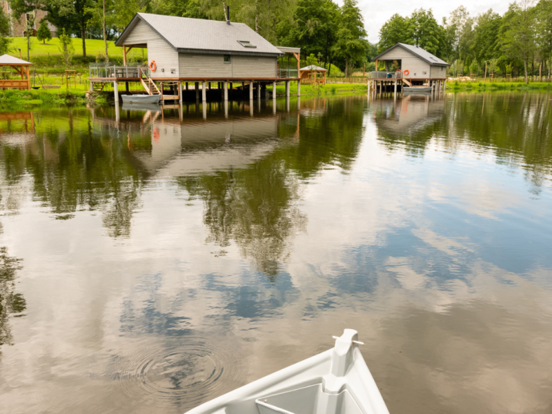 Lodges de la Vierre cabane flottante insolite Wallonie DR