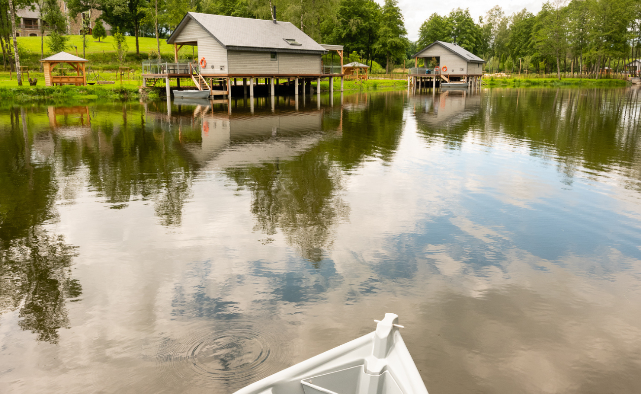 Lodges de la Vierre cabane flottante insolite Wallonie DR