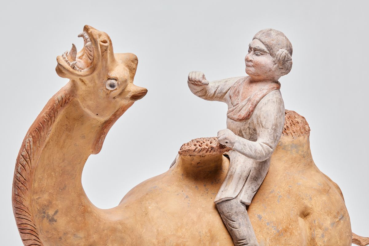 PRÉSENTÉE PAR VANDERVEN, ORIENTAL ART Chameau avec cavalier étranger Vers 618-906 ap. J.C. Chine, poterie peinte de la Dynastie Tang