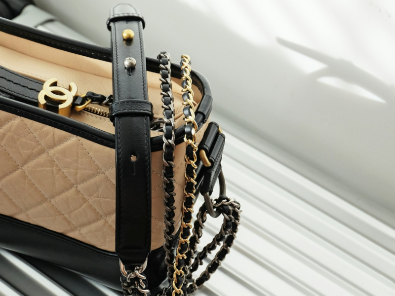 Lola Collective propose des sacs de luxe vintage à prix réduit - Unsplash (montage Boulettes Magazine)
