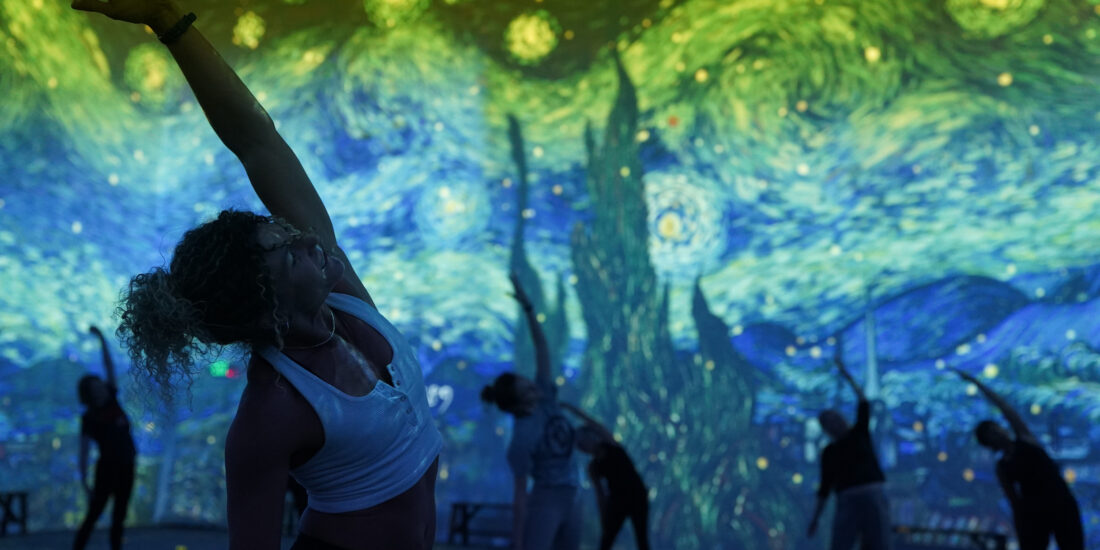 Et si vous faisiez du yoga en pleine toile de Van Gogh? - SDP