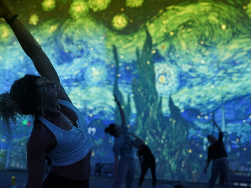 Et si vous faisiez du yoga en pleine toile de Van Gogh? - SDP
