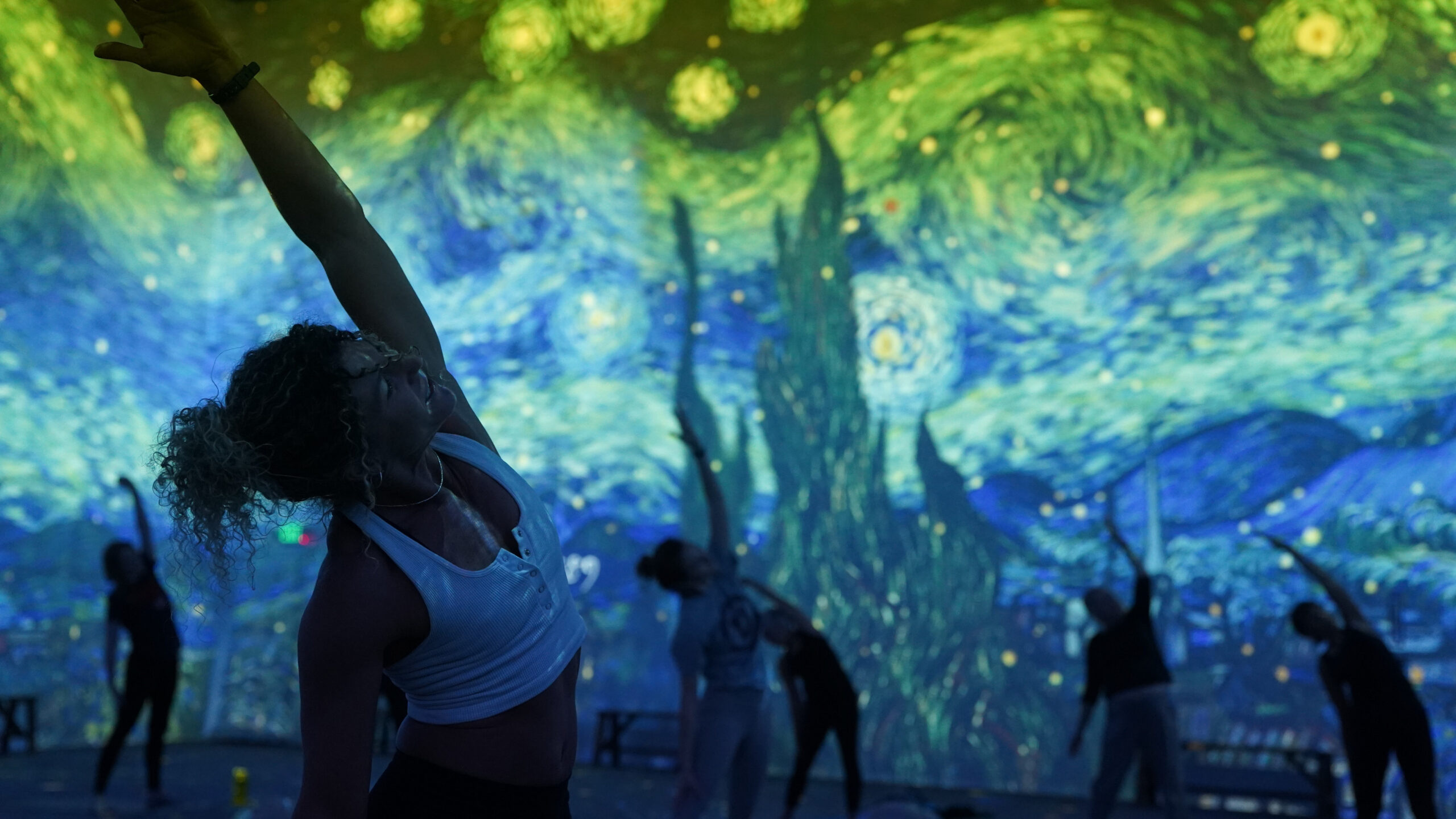 Et si vous faisiez du yoga en pleine toile de Van Gogh? - SDP